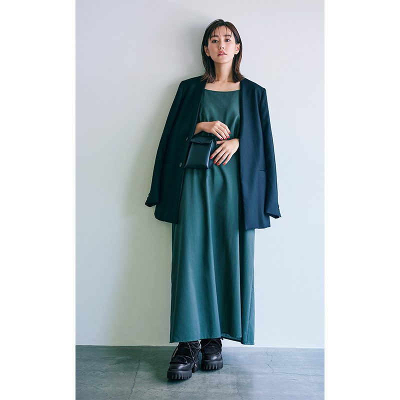 ワンピースにジャケットを肩掛けして足元をスノーブーツで外した桐谷美玲さん