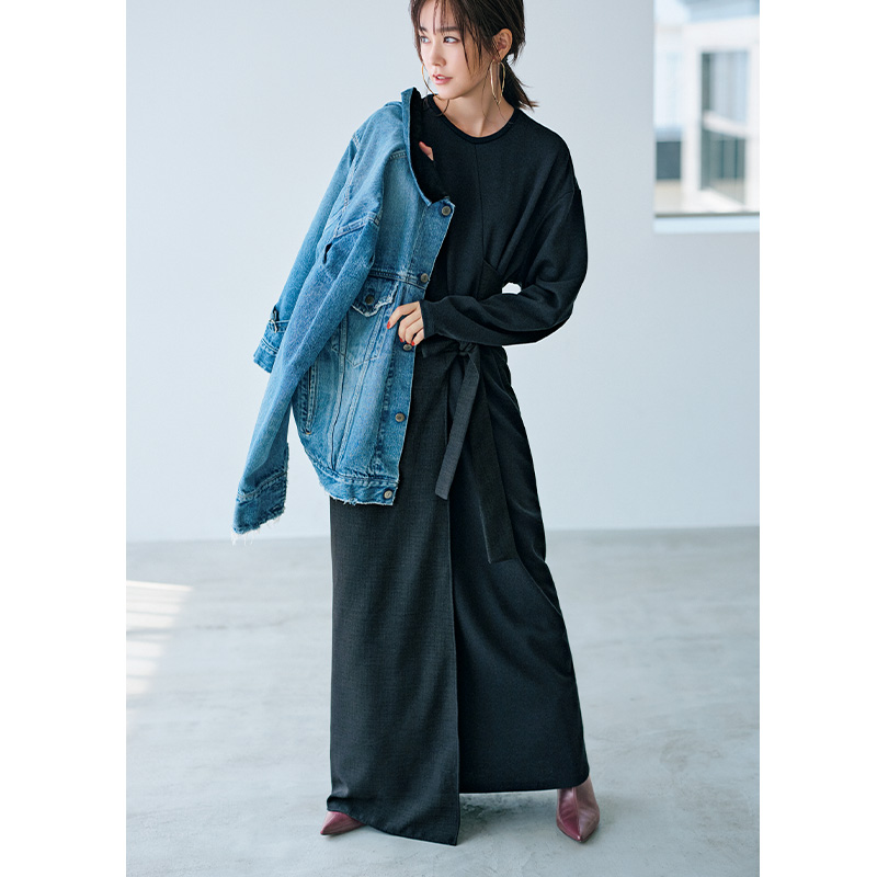 ロングワンピースにデニムジャケットを肩に掛けてボルドーのポインテッドトウのブーツを覗かせたスタイル