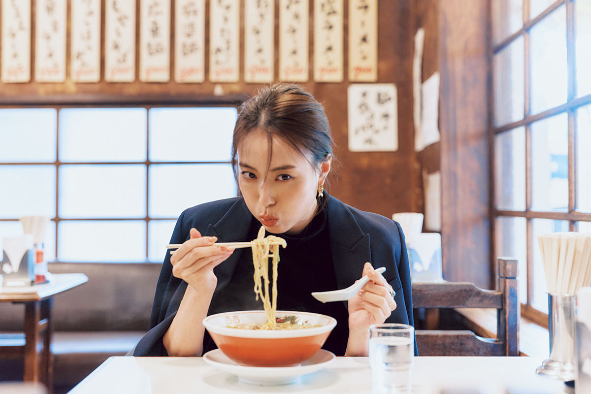 キレイめコーデを着こなすVERYモデルの笹川友里さん