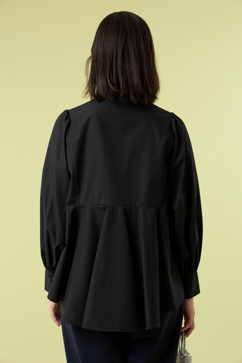 クラウドチームVERY杉山美保の[THREE SQUARE]ペプラムフレアブラウスコーデ