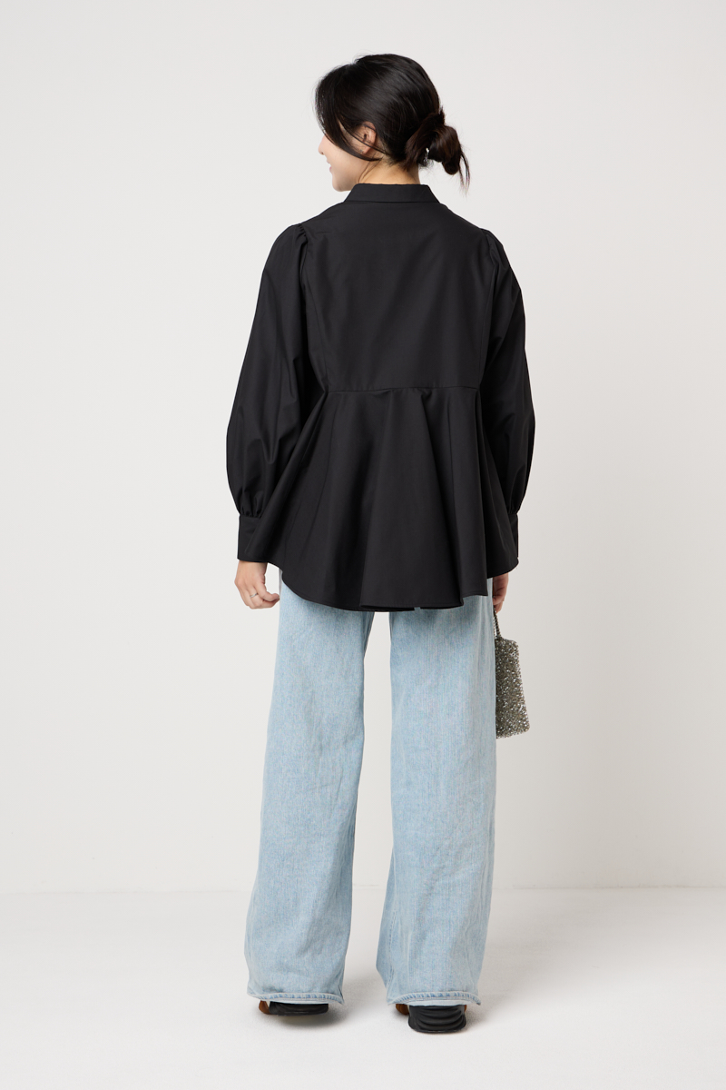 クラウドチームVERY開坂沙耶の[THREE SQUARE]ペプラムフレアブラウスコーデ