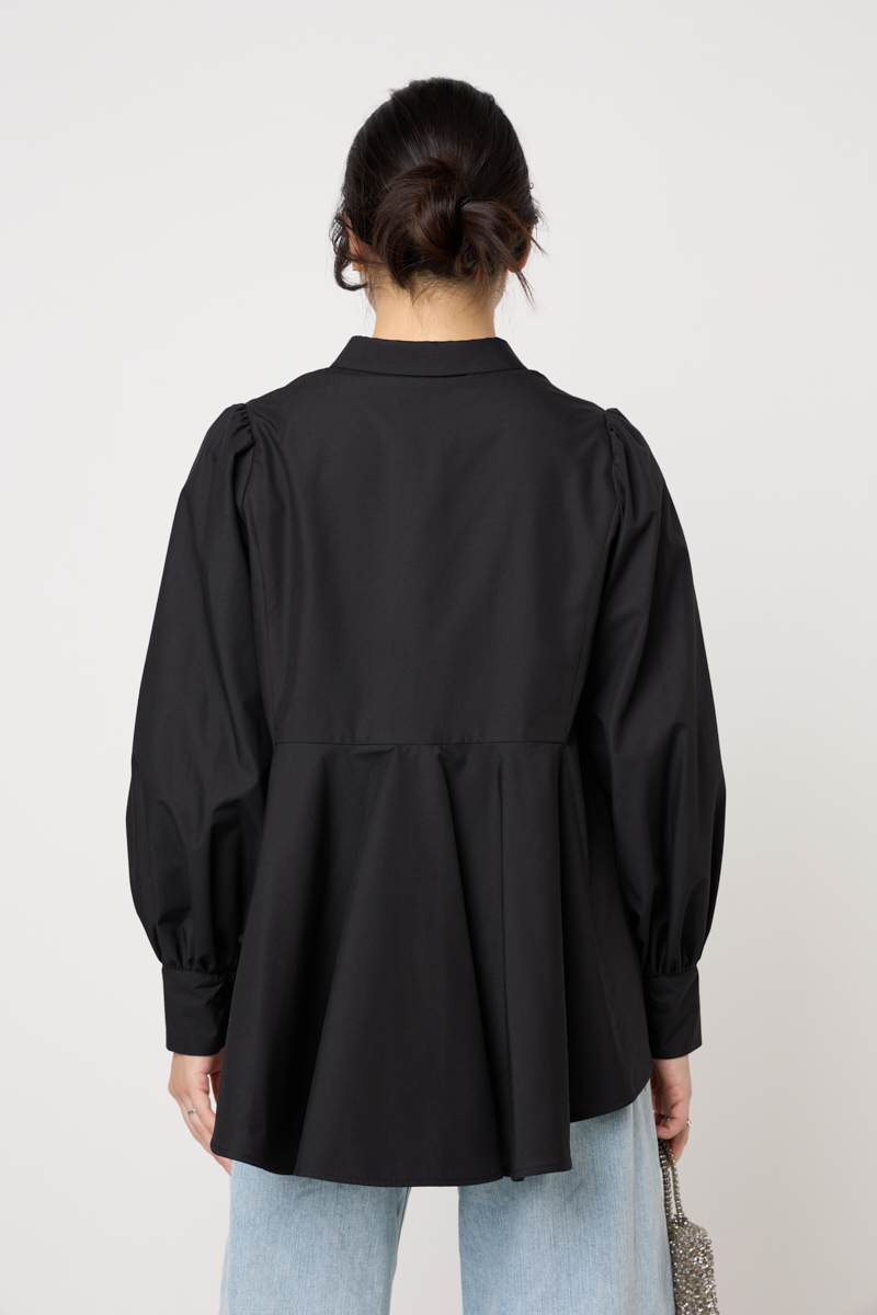 クラウドチームVERY開坂沙耶の[THREE SQUARE]ペプラムフレアブラウスコーデ