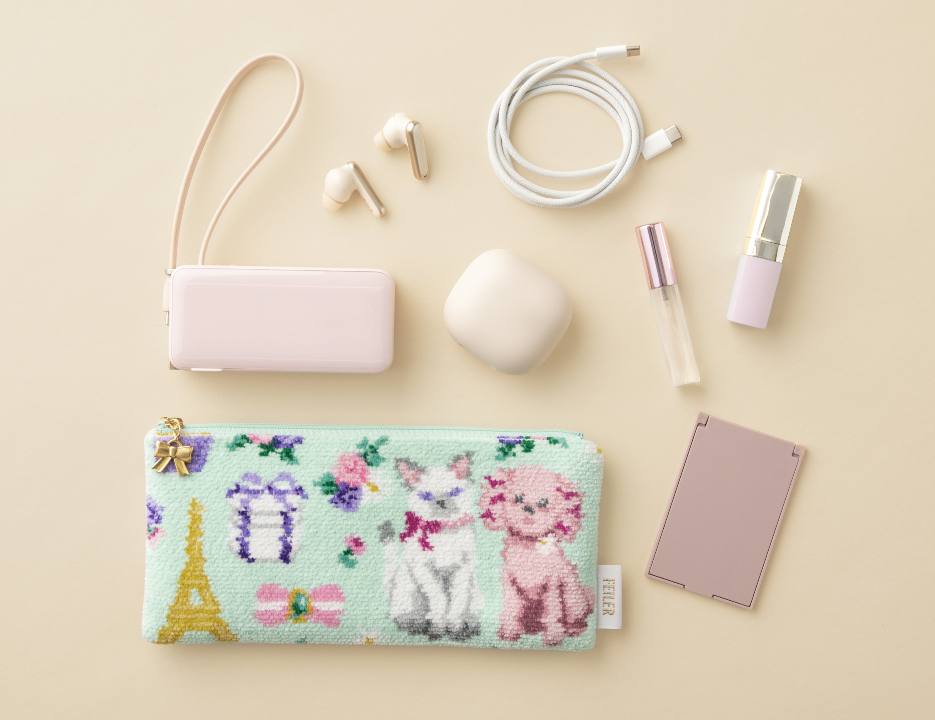 水色に犬と猫の柄のシュニール織の長方形のポーチと中身例