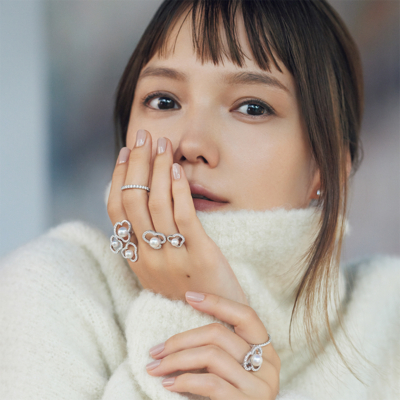 可憐さと静かなる意思を併せ持つ花が、幾重にも変化する 宮崎あおいさんとTASAKI”chants”と