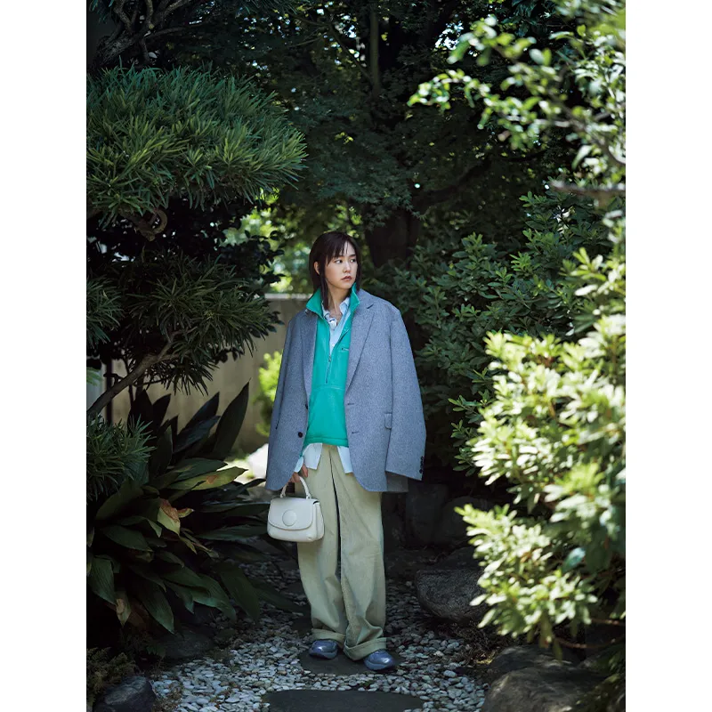 グレーのジャケットコートに薄緑のフリース、シャツ、ニュアンスカラーパンツのコーデ