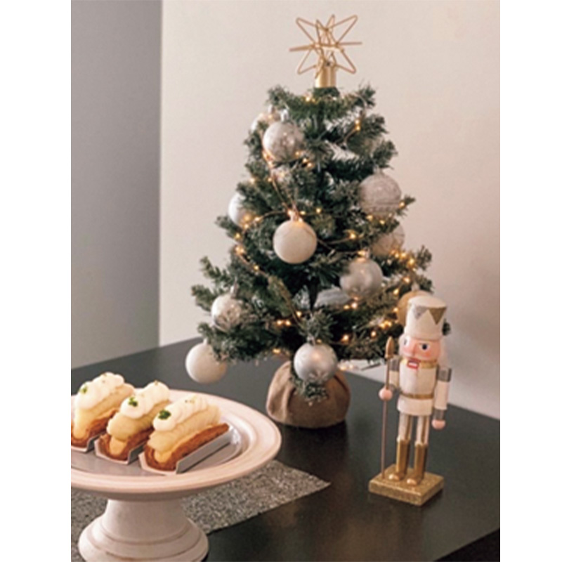 棚の上にクリスマスツリーを飾って雰囲気を出すアイデア