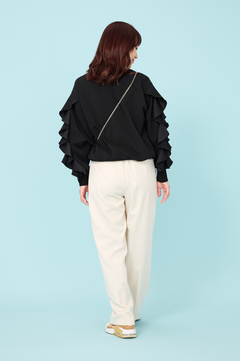 クラウドチームVERY堀莉奈の[ALEGRE]フリルスリーブスウェットコーデ