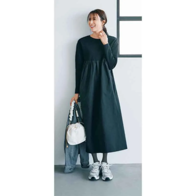 【帰省コーデ】キレイ見えワンピースならスニーカーの足元でも華やかに