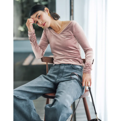 【帰省オシャレ】のデニムコーデにはベロアトップスで大人の甘さを