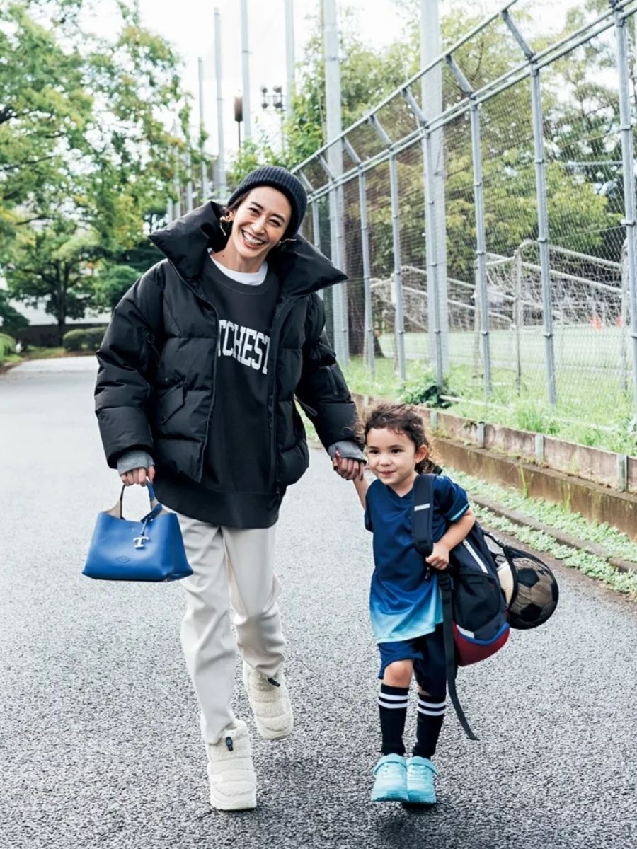 ザ・ノース・フェイスの白のボアブーツと同色トーンのパンツで脚長に見せた冬の防寒コーデ