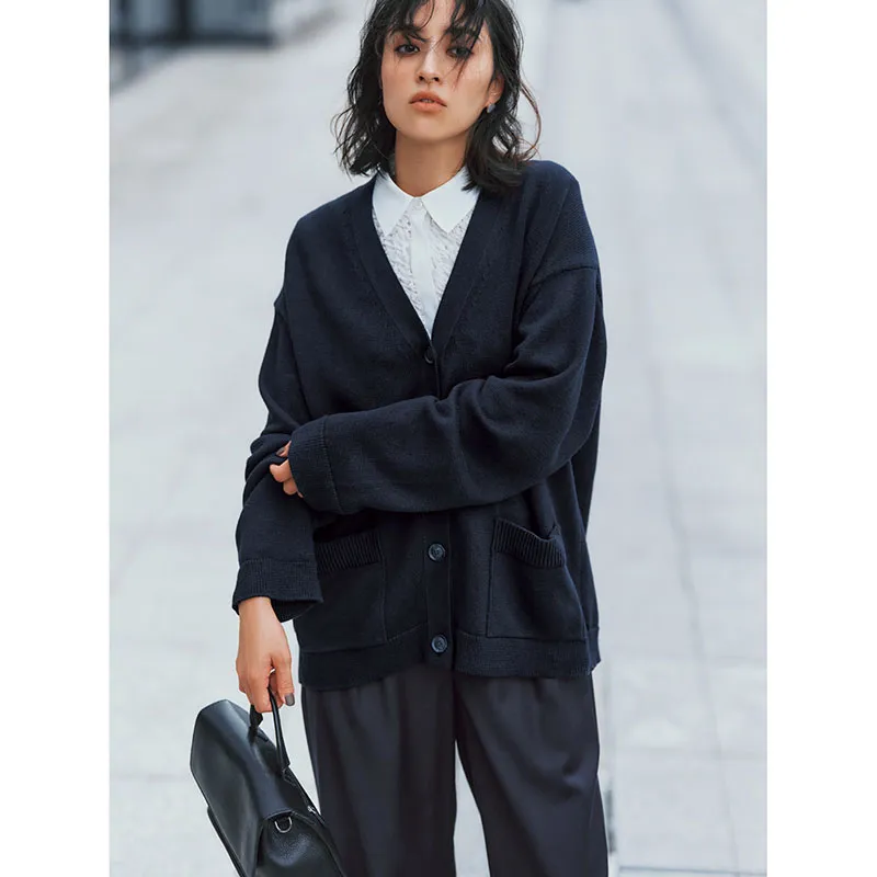 ネイビーのビッグシルエットカーディガンにパンツのコーディネート