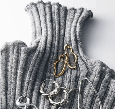 定番「タートルニット」を盛り上げる【今どきフープピアス】6選！