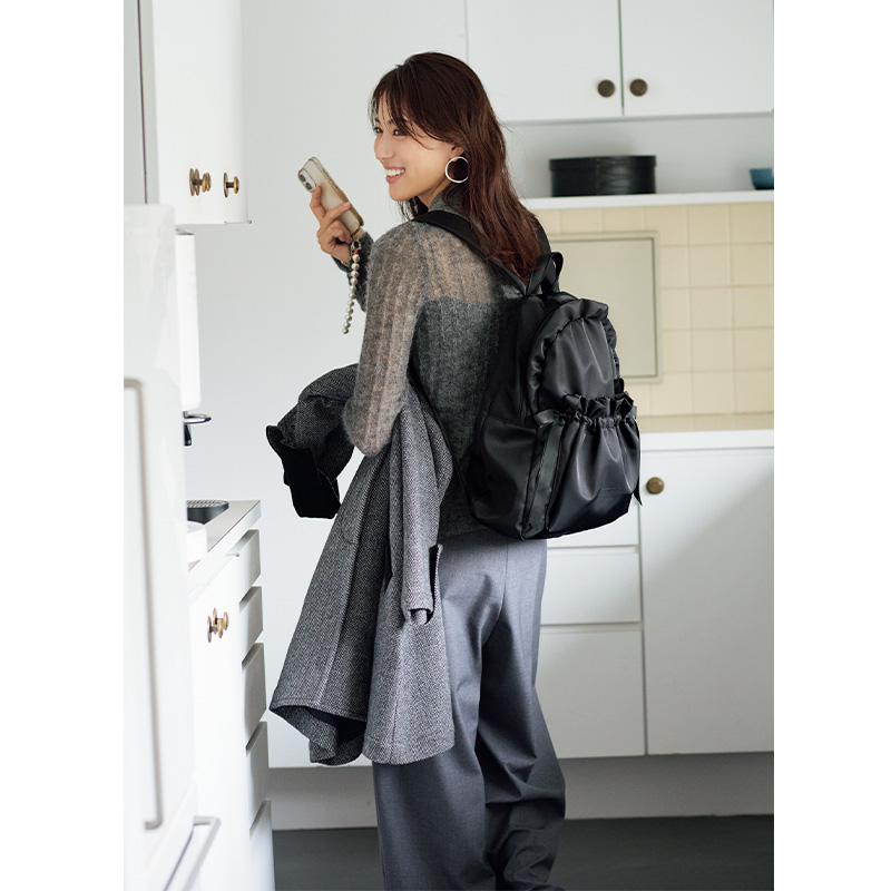グレーのニットとパンツコーデに甘黒リュックを背負った通勤コーデ