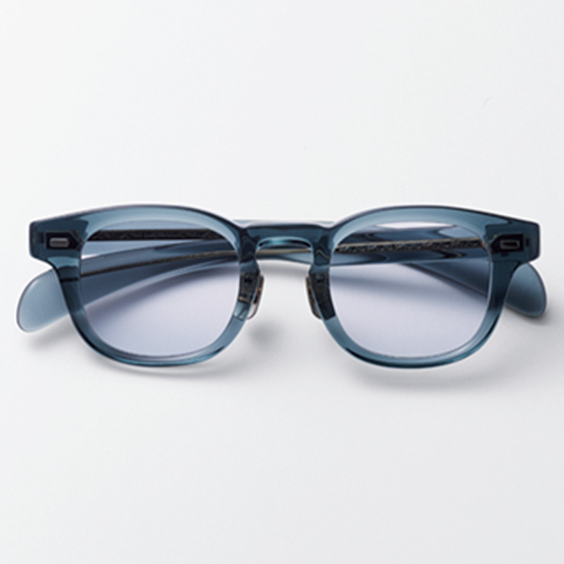 ザ ベッドフォード ホテルの淡いブルーグレーのレンズのサングラス