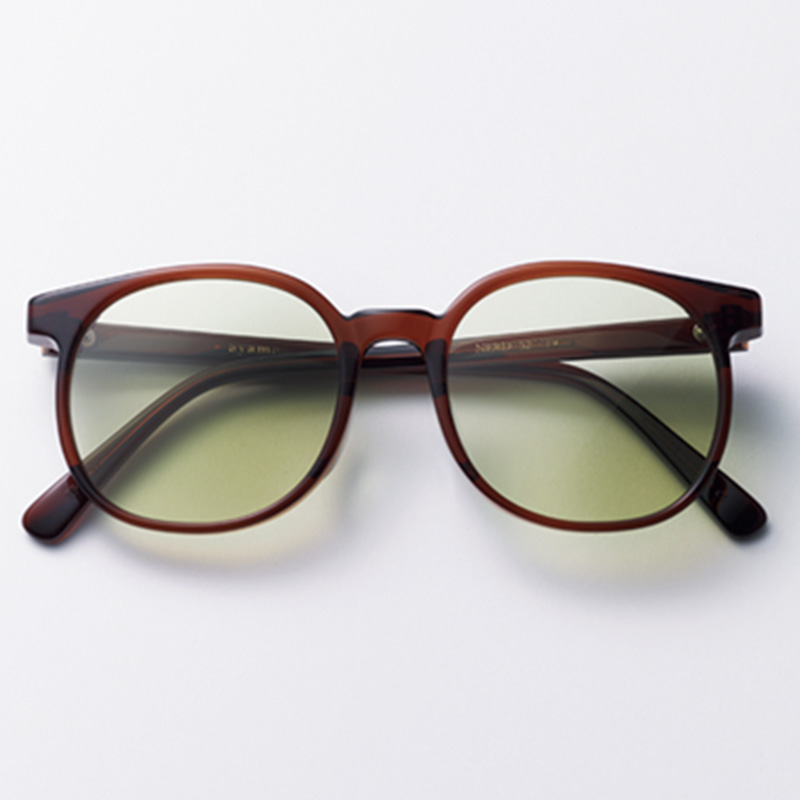 アヤメのブラウンフレームに薄イエローのレンズのサングラス