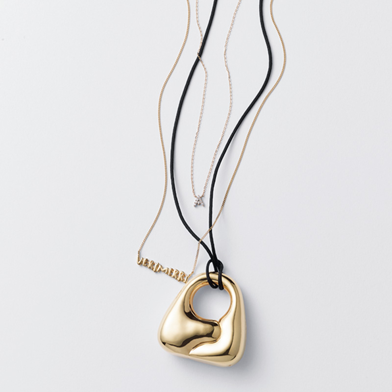 エテの華奢ネックレスとマリアブラックのコードネックレス