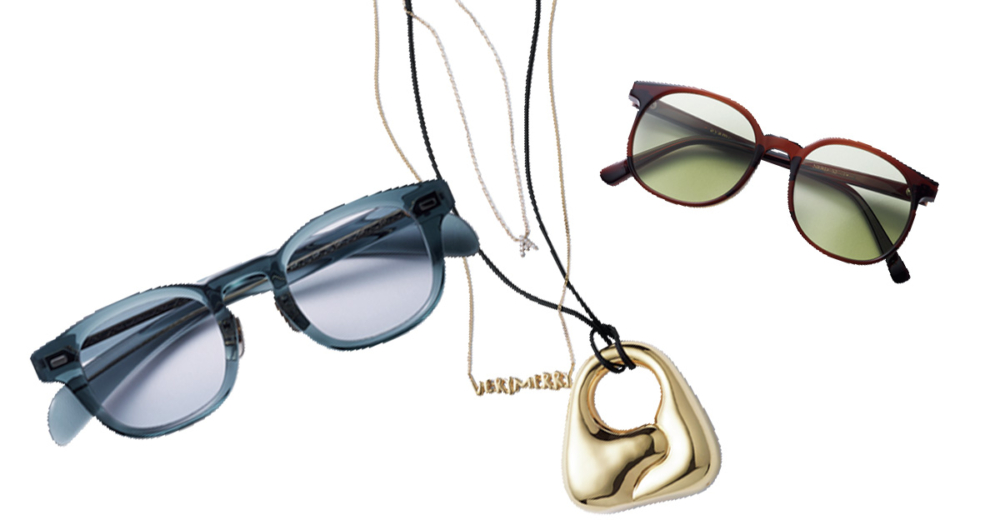 公園コーデを盛り上げる薄色サングラスと華奢ネックレス