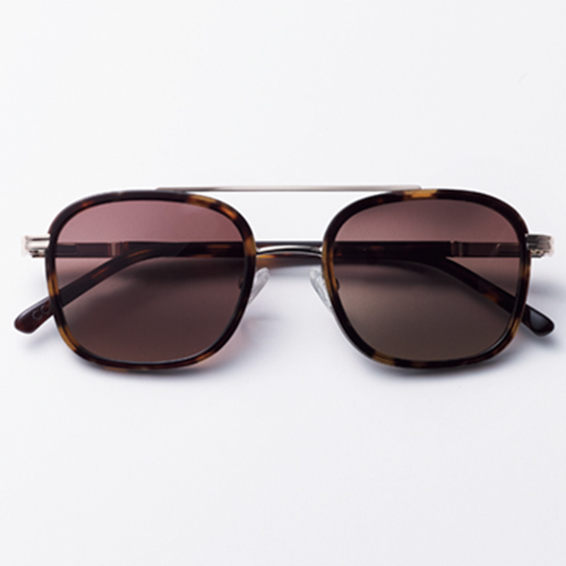 COSの大きめフレームで薄色レンズのブリッジサングラス