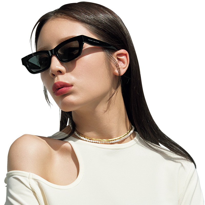 肌見せトップスに小ぶりなサングラスとパールネックレスとチョーカーのレイヤードを効かせた顔まわり