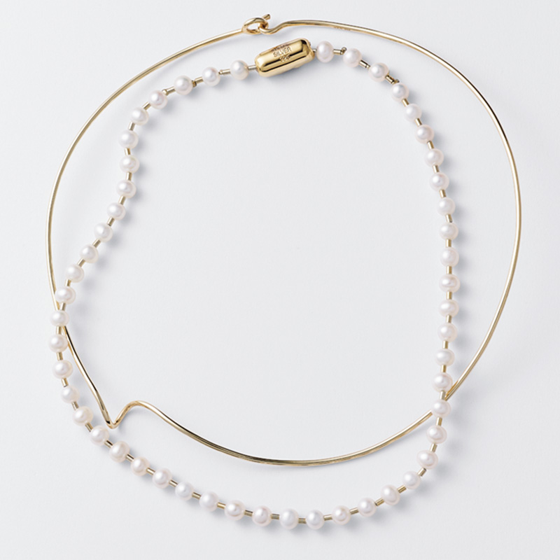 マユのパールネックレスとバージュエリーのチョーカーのレイヤード