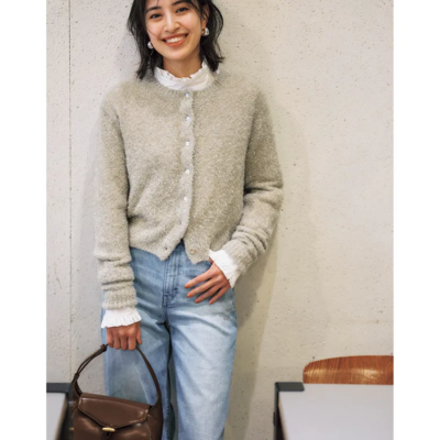 ホリデー気分の【ラメニット】はデニム合わせのカジュアルダウンでこなれ感！