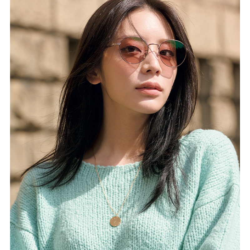 ZoffとUNITED ARROWSコラボの調光サングラスをかけた貴島明日香さん