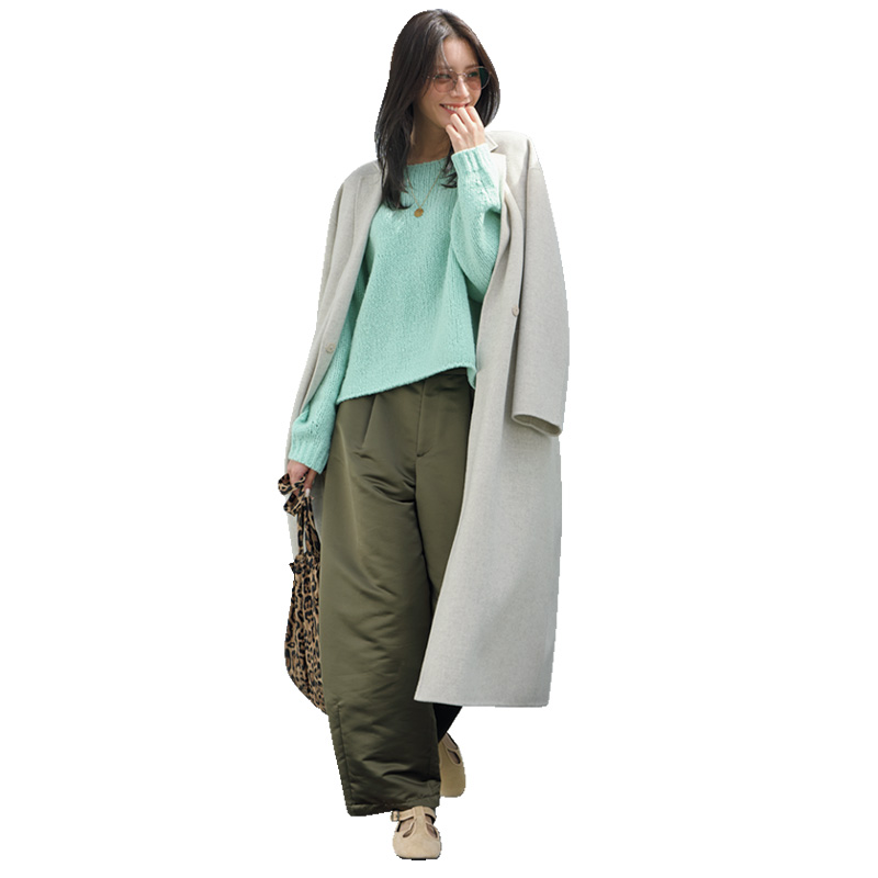 グリーンのニットとカーキパンツに調光サングラスをかけた貴島明日香さん