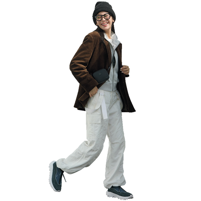 スウェットとカジュアルパンツにジャケットを羽織って顔周りを太フレームメガネとニット帽で盛ったコーデ