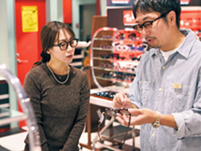 パリミキでメガネ選びのポイントを教わるVERYライター