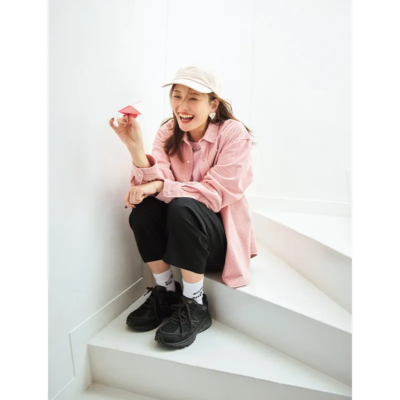 【帰省コーデ】大人に履ける黒スニーカーが万能！ピンクシャツで甘さを足して