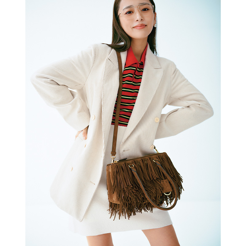 赤系のボーダーポロにホワイトのジャケットとを羽織って私物のプラダのフリンジバッグを斜めがけした近藤千尋さん