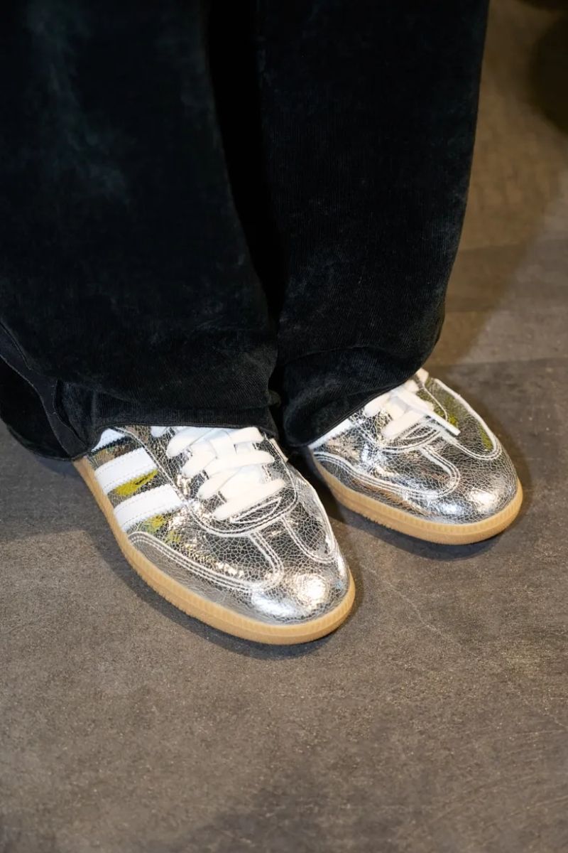 adidasのシルバースニーカー