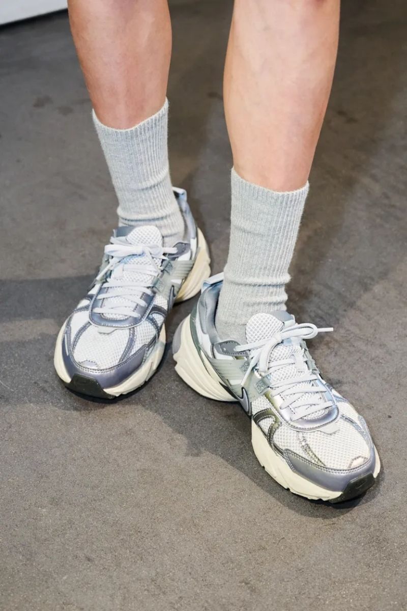 NIKEのシルバースニーカー