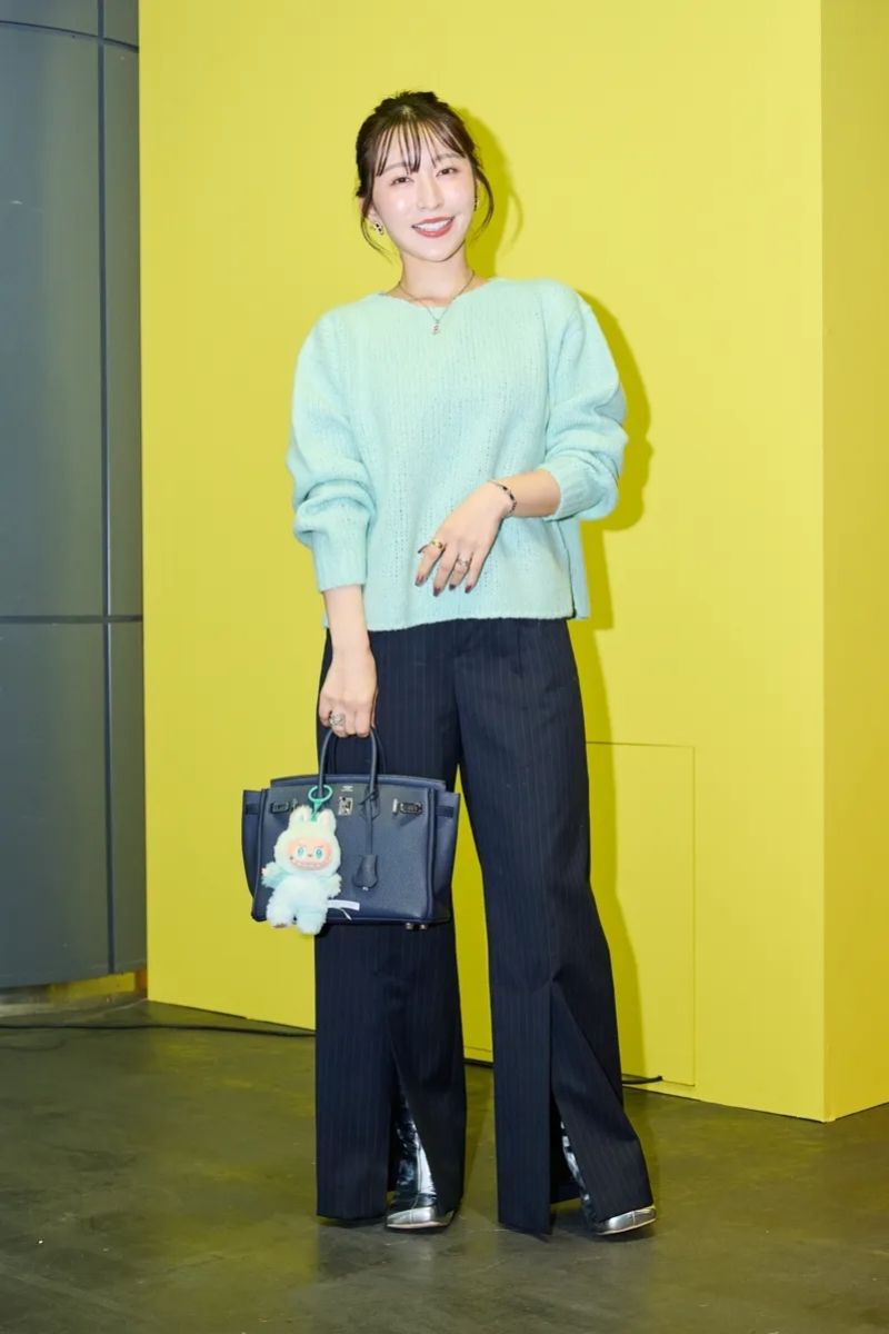 VERY FES. 2025の会場で、ネイビー×ミントのコーデにシルバーブーツをアクセントにした来場者のキレイめスタイル