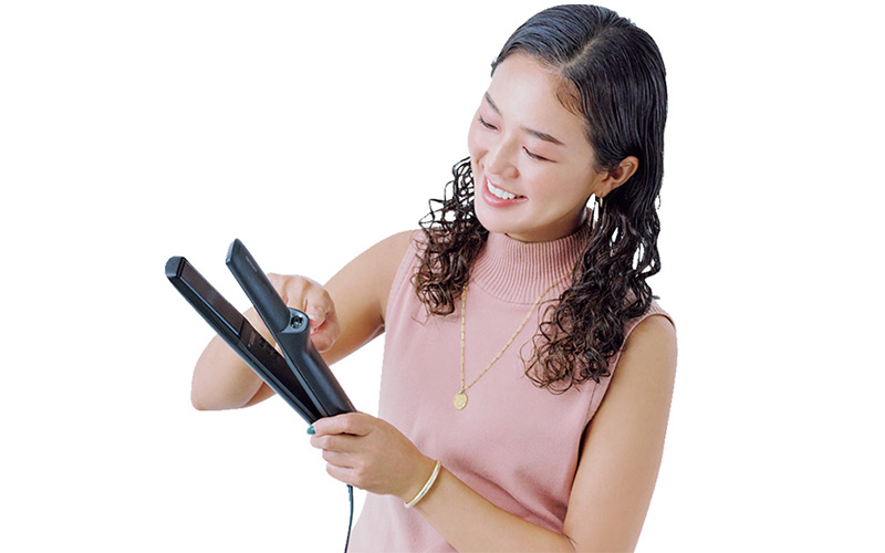 ストレートアイロン ナノケアを触るヘアメイクのKIKKUさん