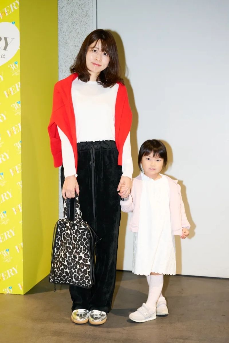 adidasのシルバースニーカーを黒パンツに合わせたコーデ