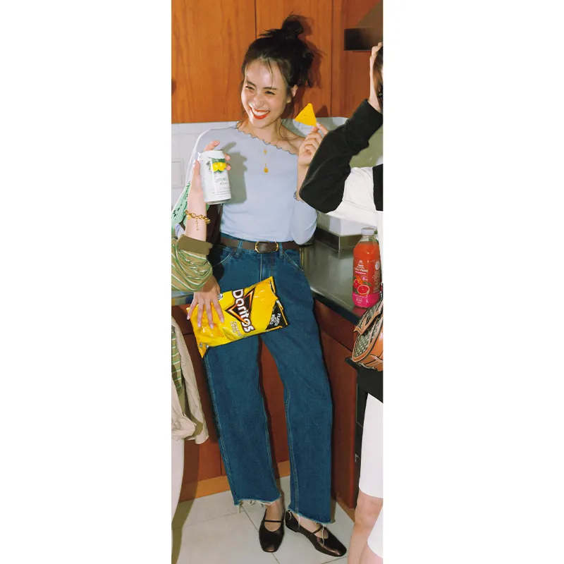 フリルヘムのワンショルロンT（水色）にデニムのコーデ