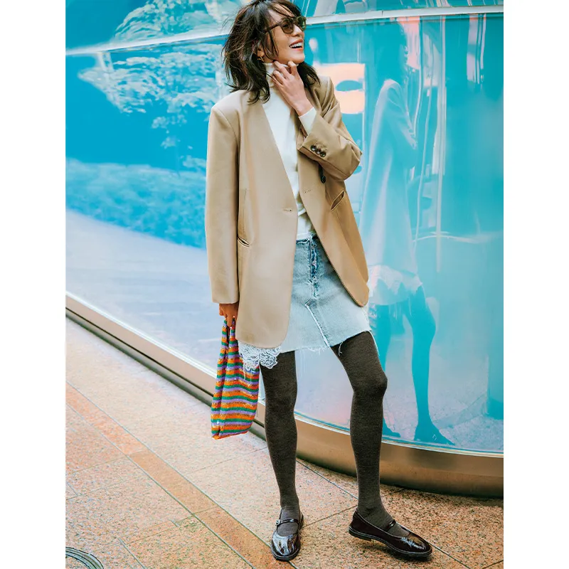 デニムスカートにタイツ、メリージェーンで、ジャケットを羽織ったコーデ