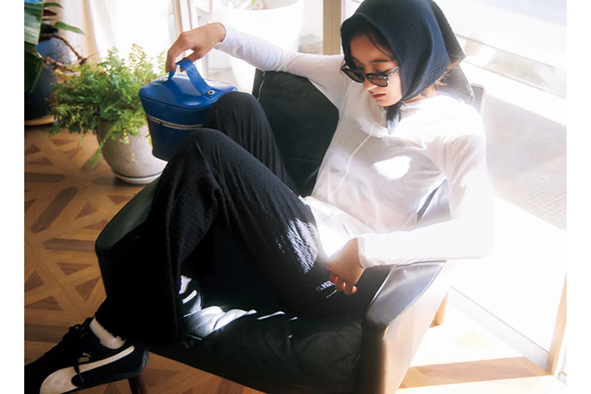 白のシアーロンTにバンドゥ、スカーフ、パンツのコーデ