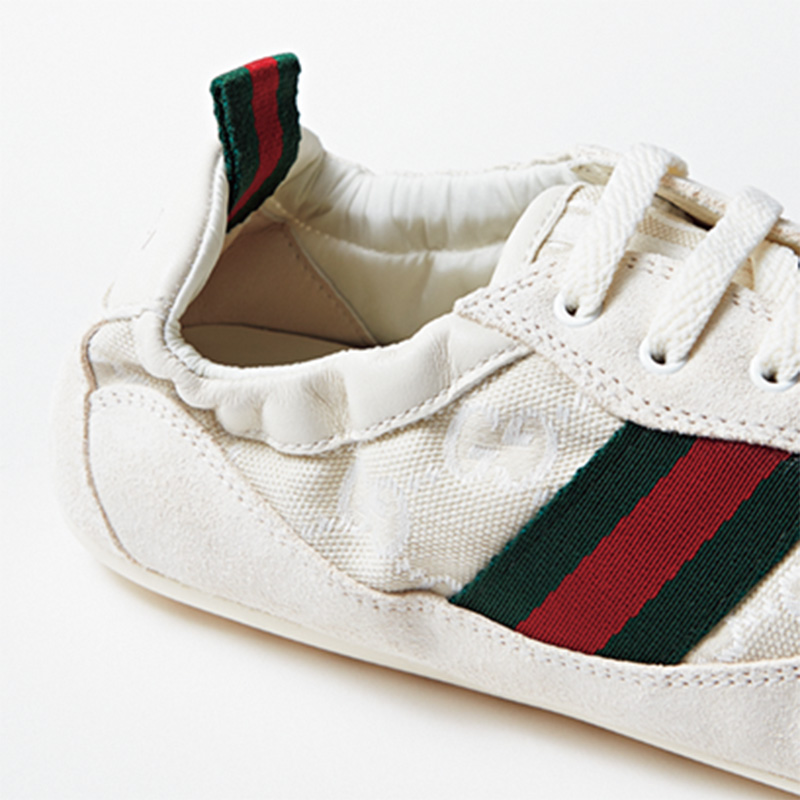 伸縮性のあるサイドのインサート