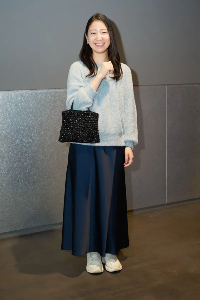 シンプルコーデにパール付きアンテプリマ『ペルラ グリッター』バッグを合わせたコーデ