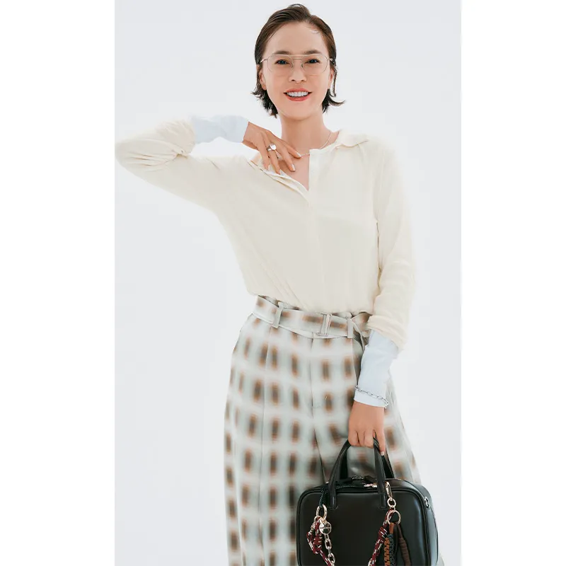 柄パンツにロンT二枚重ねのコーデ