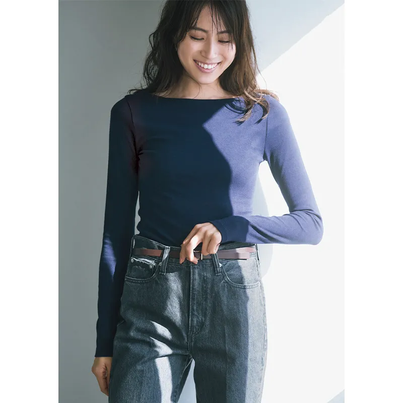 ボートネックのネイビーロンTにデニムのコーデ