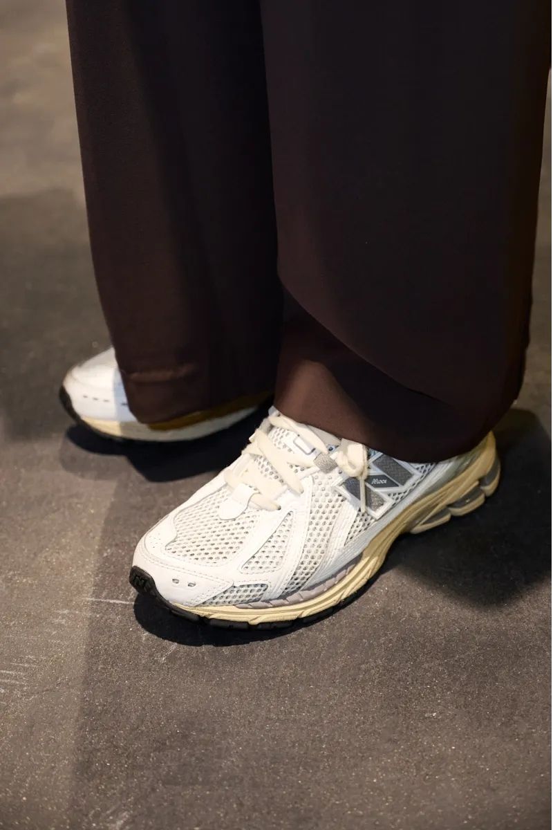 New Balance M1906Rのスニーカー