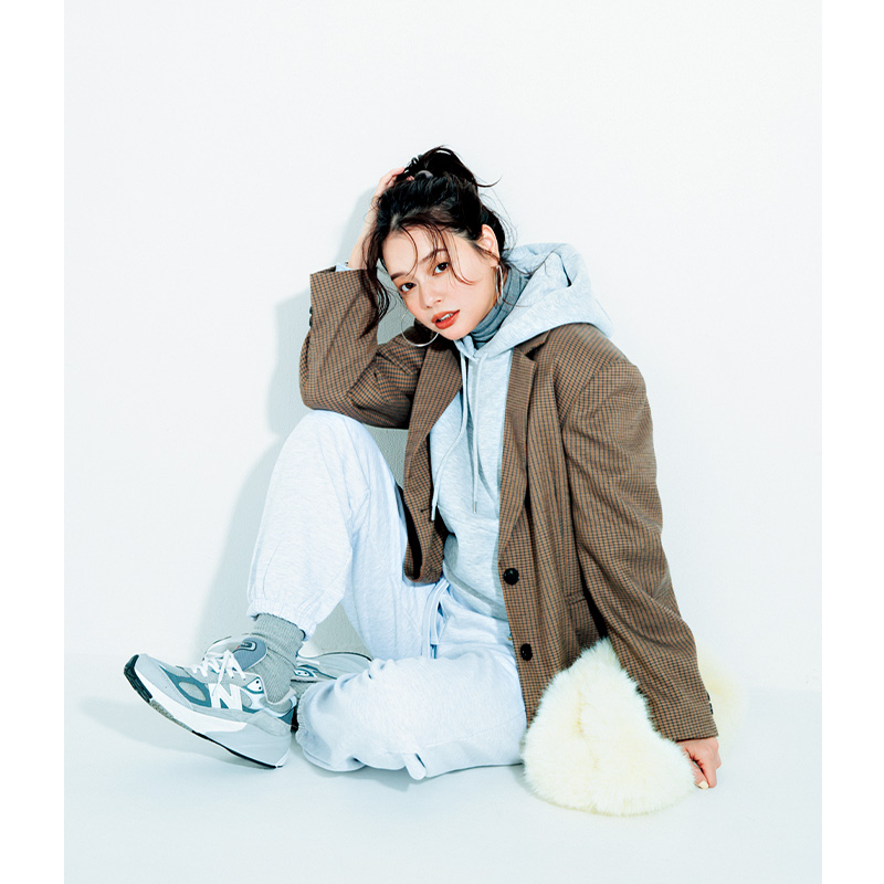 スウェット上下にジャケットを羽織ってZARAのファーバッグを持ったコーデ