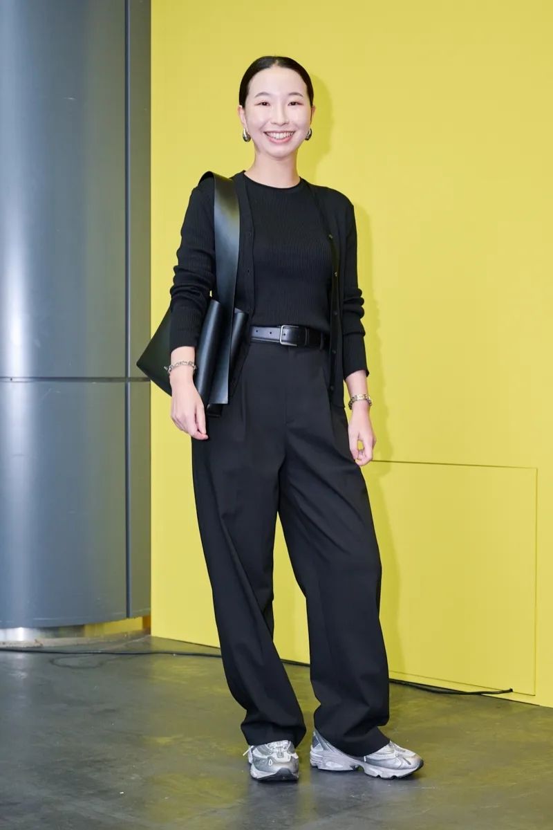 オールブラックにNew Balance M1000G SILVERを合わせたコーデ