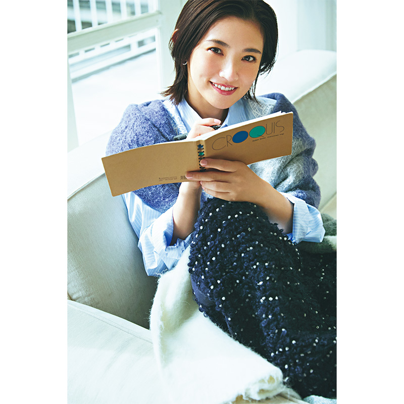 ノートとペンを手に微笑む星野真里さん