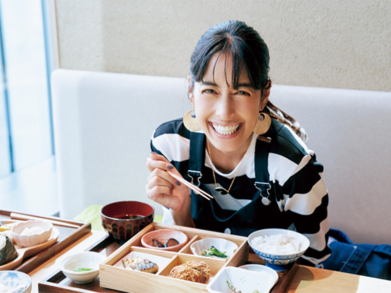 美味しいお料理に笑顔を見せる森泉さん