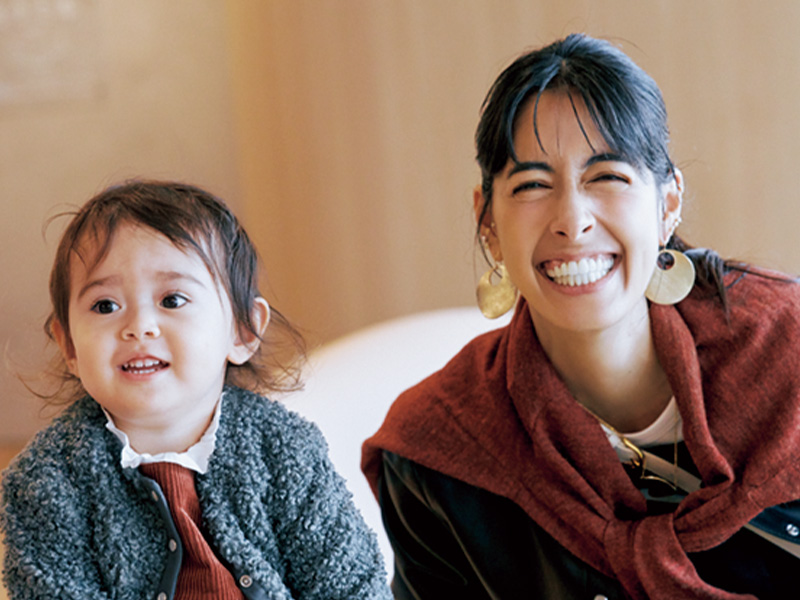 子どもと笑顔で遊ぶ森泉さん