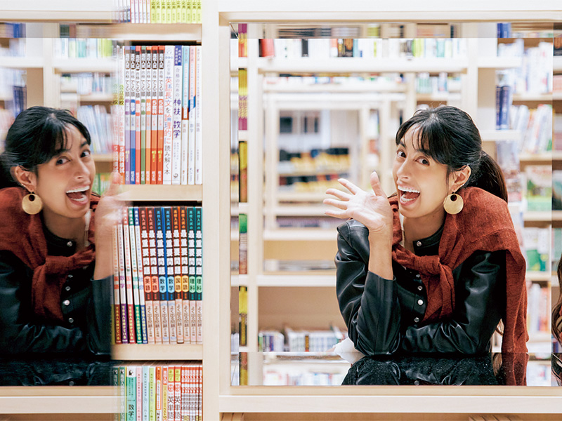 奥にずっと続いて見える不思議な本棚